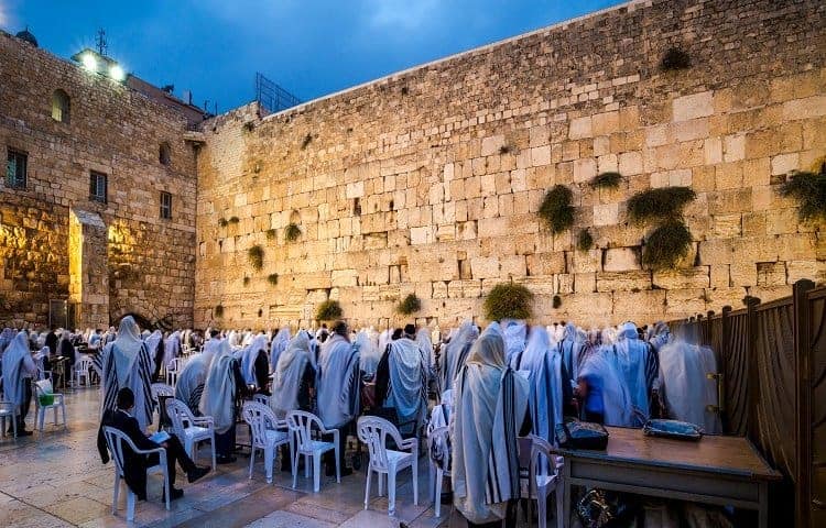 מה היו עושים חסידי ברסלב בחצות בכותל המערבי? מה היו עושים חסידי ברסלב בחצות בכותל המערבי?
