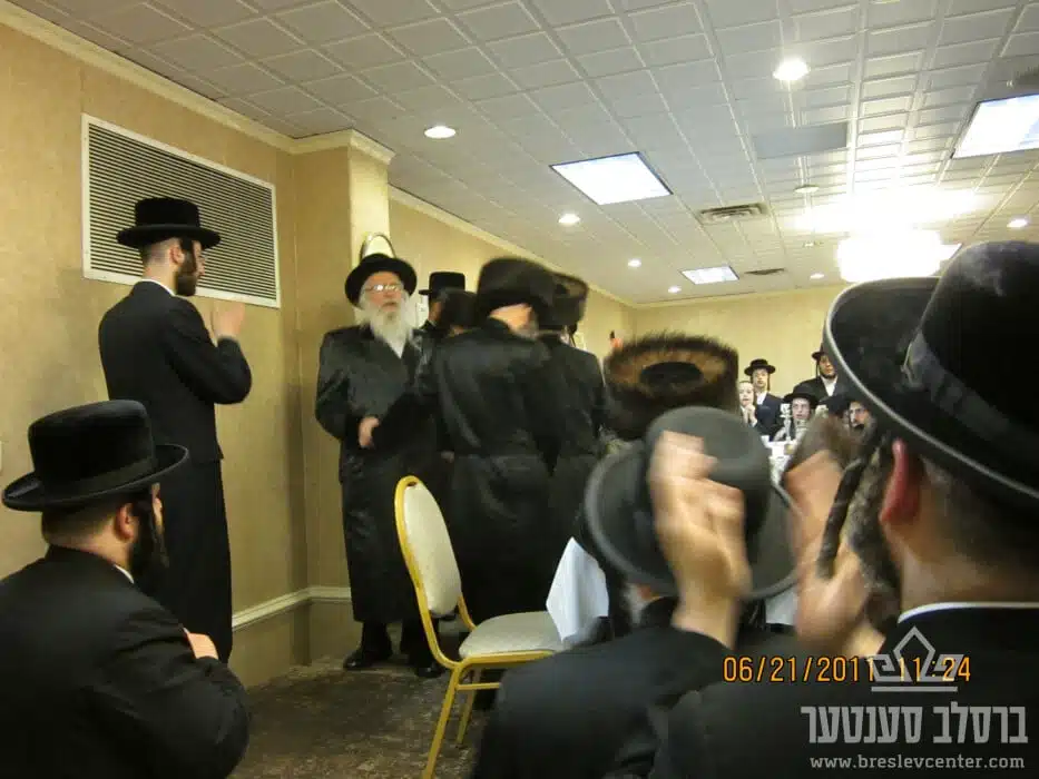 גאב"ד ירושלים זצ"ל הובא למנוחות, תמונות נדירות עם כ"ק מוהרא"ש זי"ע 6 גאב"ד ירושלים זצ"ל הובא למנוחות, תמונות נדירות עם כ"ק מוהרא"ש זי"ע 5