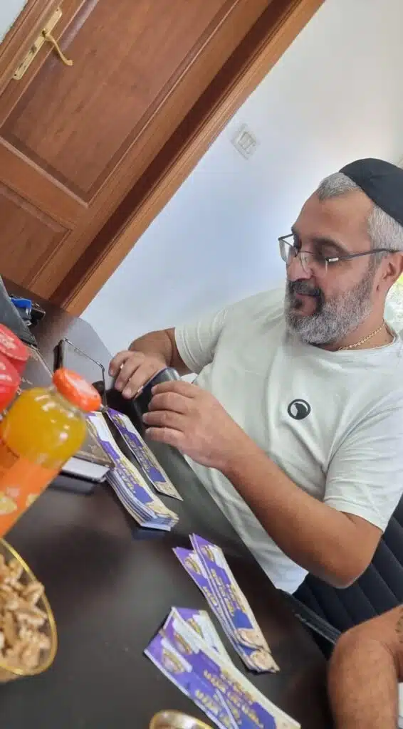 חלוקת חסד אדירה לכבוד חג הסוכות 16 חלוקת חסד אדירה לכבוד חג הסוכות 15