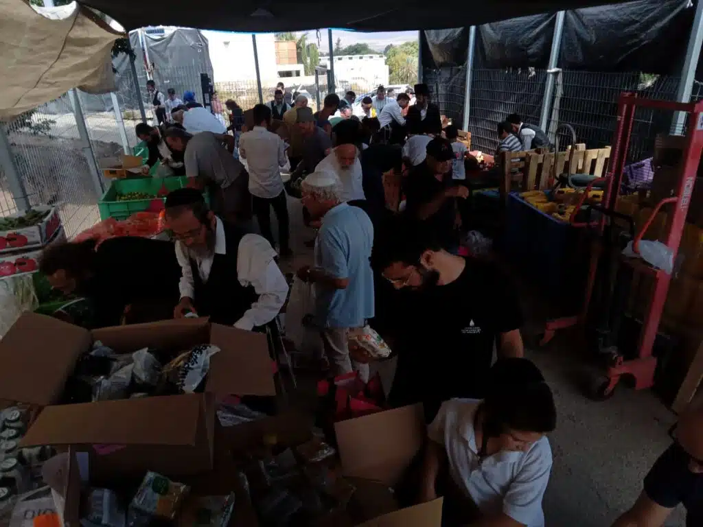 חלוקת חסד אדירה לכבוד חג הסוכות 6 חלוקת חסד אדירה לכבוד חג הסוכות 5