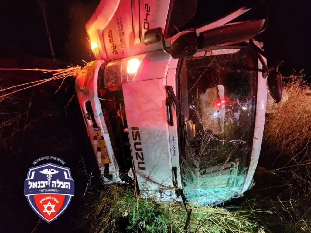 'הצלה יבנאל' בחילוץ ממשאית הפוכה 4 'הצלה יבנאל' בחילוץ ממשאית הפוכה 3