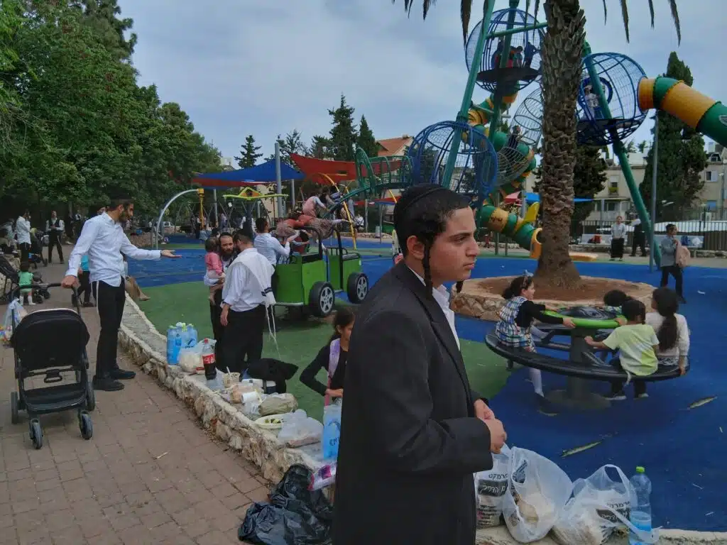 ג' אייר - משפחות אנ"ש בקברות צדיקים ובפארק 14 ג' אייר - משפחות אנ"ש בקברות צדיקים ובפארק 13