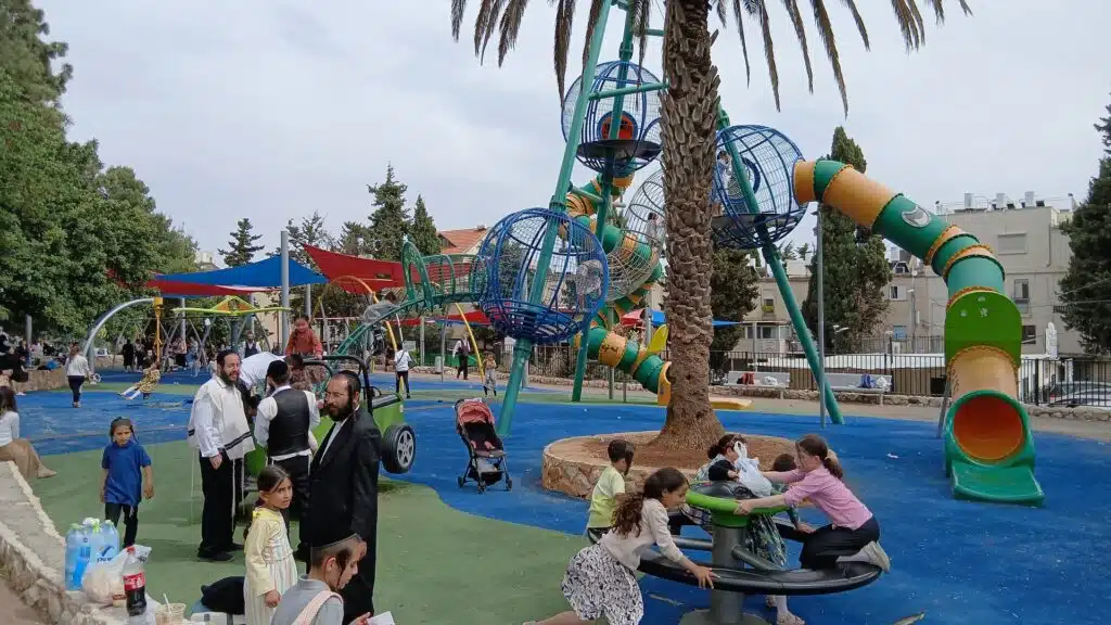 ג' אייר - משפחות אנ"ש בקברות צדיקים ובפארק 4 ג' אייר - משפחות אנ"ש בקברות צדיקים ובפארק 3