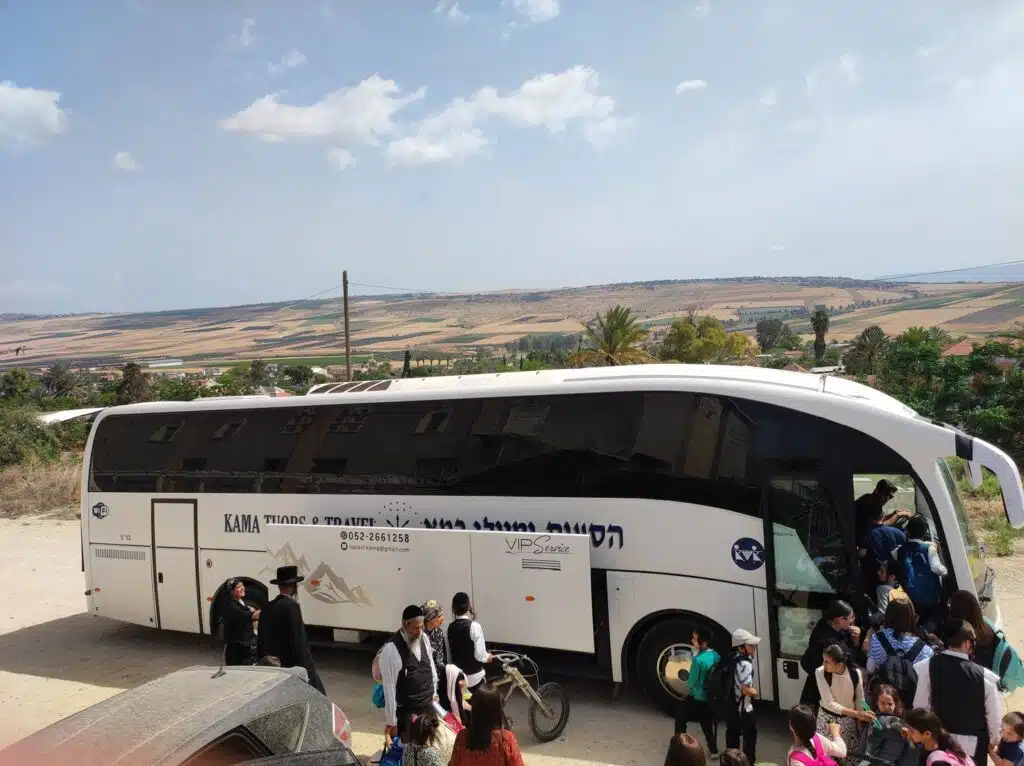 ג' אייר - משפחות אנ"ש בקברות צדיקים ובפארק 6 ג' אייר - משפחות אנ"ש בקברות צדיקים ובפארק 5