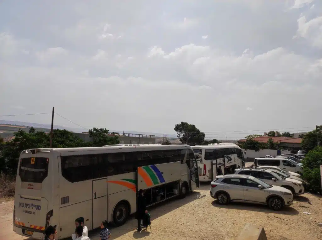 ג' אייר - משפחות אנ"ש בקברות צדיקים ובפארק 10 ג' אייר - משפחות אנ"ש בקברות צדיקים ובפארק 9