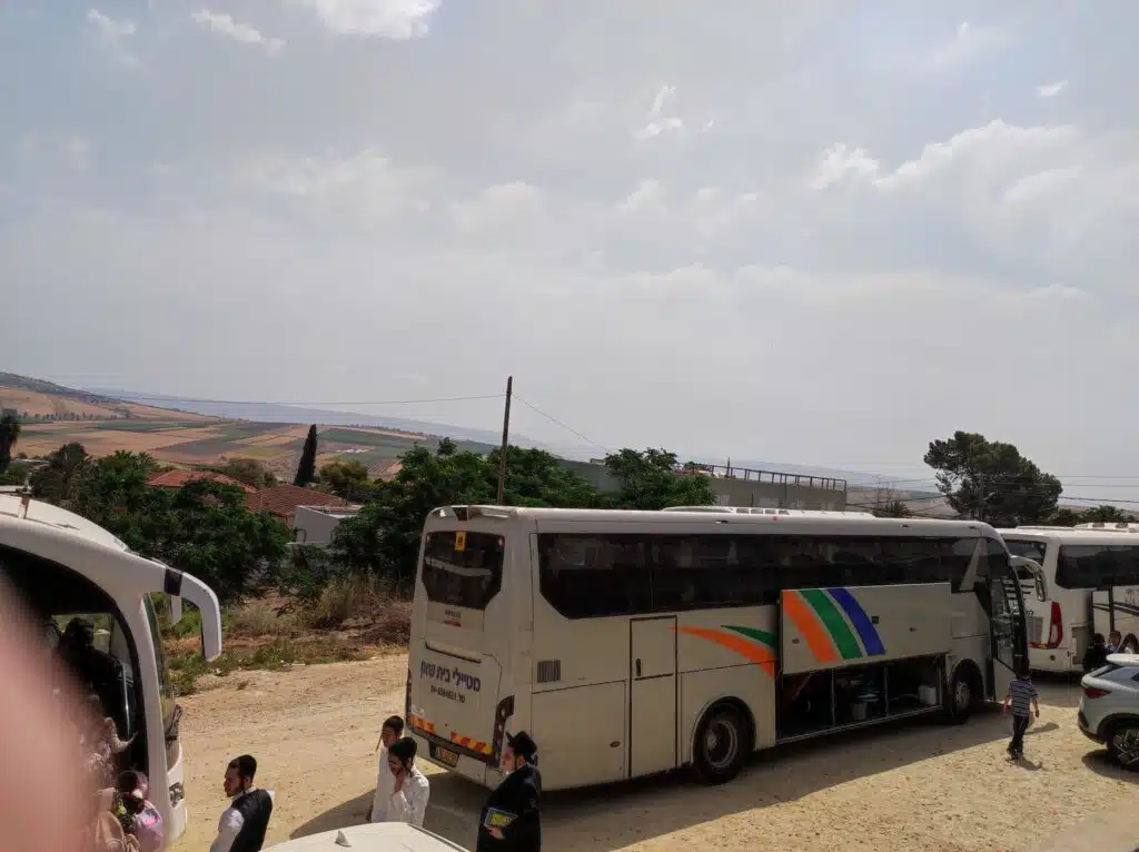 ג' אייר - משפחות אנ"ש בקברות צדיקים ובפארק 8 ג' אייר - משפחות אנ"ש בקברות צדיקים ובפארק 7