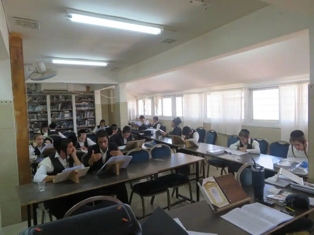 ישיבת בין הזמנים "תפארת בחורים" לבחורי ישיבתנו הקדושה 4 ישיבת בין הזמנים "תפארת בחורים" לבחורי ישיבתנו הקדושה 3