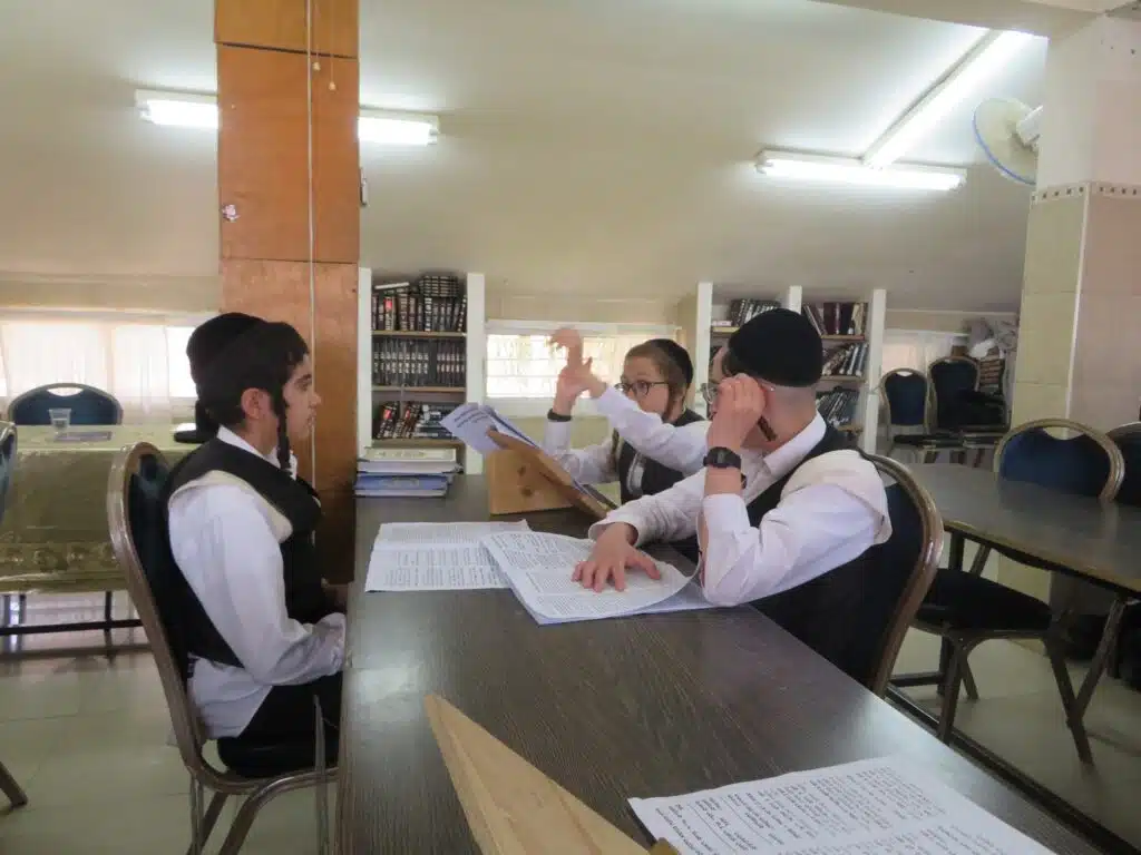 ישיבת בין הזמנים "תפארת בחורים" לבחורי ישיבתנו הקדושה 6 ישיבת בין הזמנים "תפארת בחורים" לבחורי ישיבתנו הקדושה 5