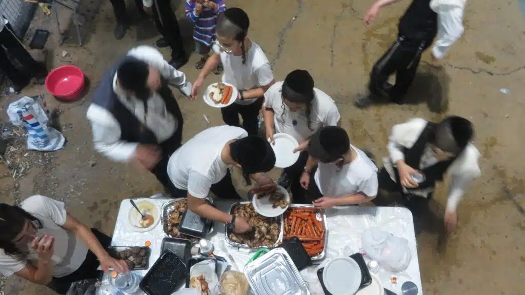 ליל שישי מפנק לבחורי ישיבת "בית שלמה" 6 ליל שישי מפנק לבחורי ישיבת "בית שלמה" 5