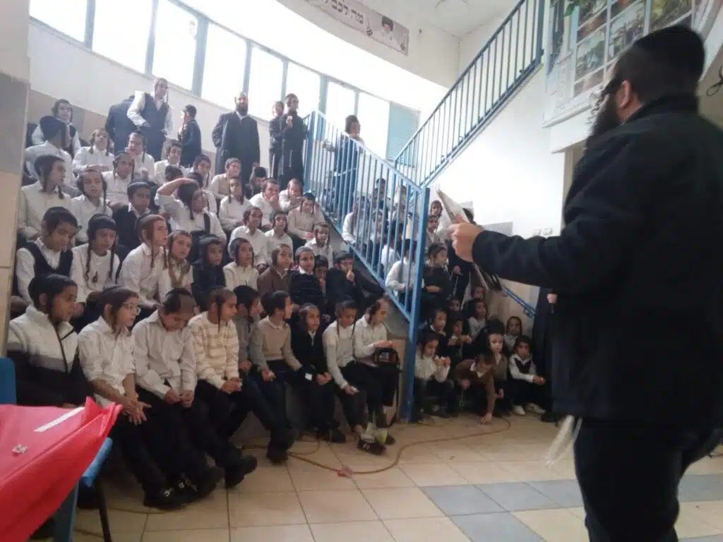 מסיבת חנוכה בתלמוד תורה "ילדי חן" - תשפ"ו 2 מסיבת חנוכה בתלמוד תורה "ילדי חן" - תשפ"ו 1