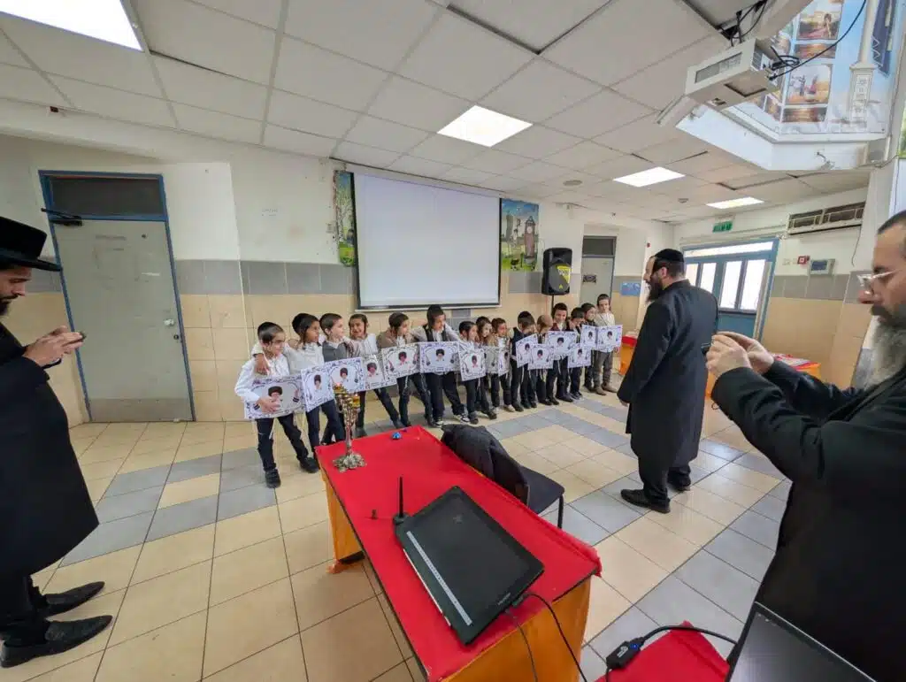 מסיבת חנוכה בתלמוד תורה "ילדי חן" - תשפ"ו 14 מסיבת חנוכה בתלמוד תורה "ילדי חן" - תשפ"ו 13