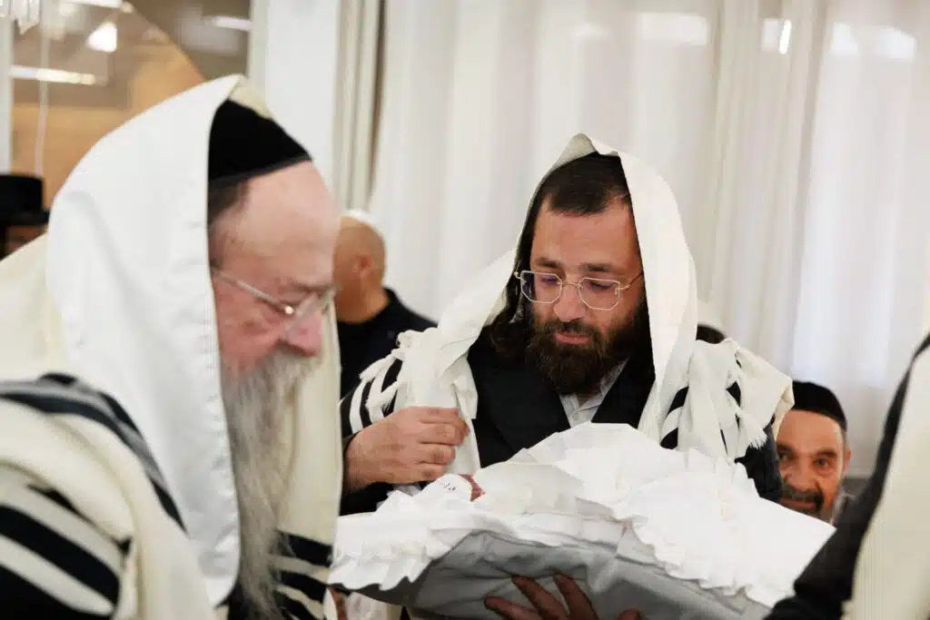 שמחת הברית לבן האברך ר' אבנר סלמה הי"ו ביבנאל עיר ברסלב 40 שמחת הברית לבן האברך ר' אבנר סלמה הי"ו ביבנאל עיר ברסלב 39