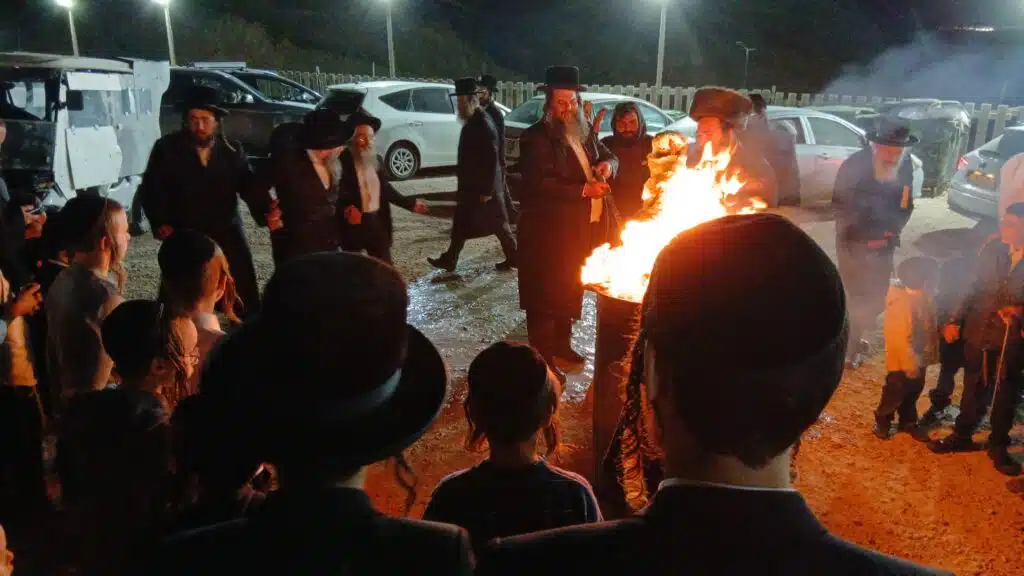 הרה"צ רבי נחמן שיק שליט"א בהדלקה לכבוד רשב"י - ל"ג בעומר ה'תשפ"ו 2 הרה"צ רבי נחמן שיק שליט"א בהדלקה לכבוד רשב"י - ל"ג בעומר ה'תשפ"ו 1