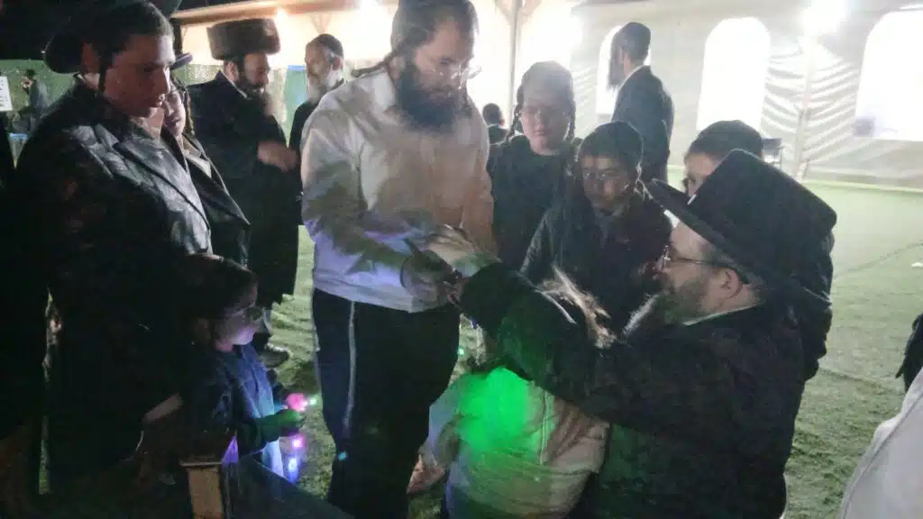 הרה"צ רבי נחמן שיק שליט"א בהדלקה לכבוד רשב"י - ל"ג בעומר ה'תשפ"ו 8 הרה"צ רבי נחמן שיק שליט"א בהדלקה לכבוד רשב"י - ל"ג בעומר ה'תשפ"ו 7