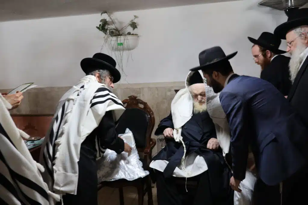 גאב"ד ה'עדה החרדית' הגאון רבי משה שטרנבוך שליט"א בסנדקאות לבן ר' אליעזר שלמה סלמנוביץ נ"י 12 גאב"ד ה'עדה החרדית' הגאון רבי משה שטרנבוך שליט"א בסנדקאות לבן ר' אליעזר שלמה סלמנוביץ נ"י 11