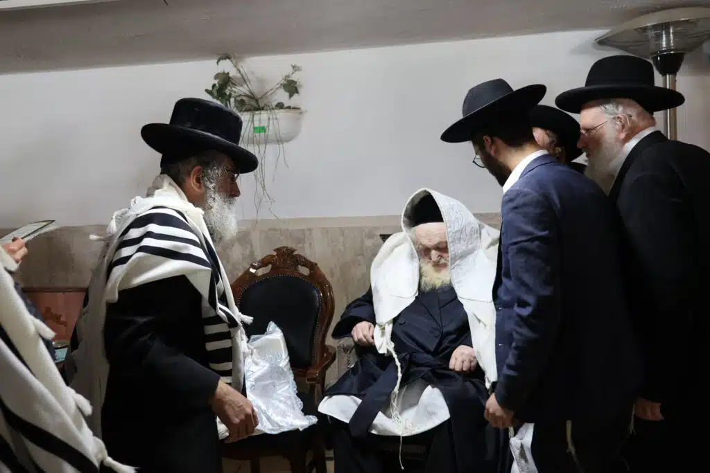 גאב"ד ה'עדה החרדית' הגאון רבי משה שטרנבוך שליט"א בסנדקאות לבן ר' אליעזר שלמה סלמנוביץ נ"י 6 גאב"ד ה'עדה החרדית' הגאון רבי משה שטרנבוך שליט"א בסנדקאות לבן ר' אליעזר שלמה סלמנוביץ נ"י 5
