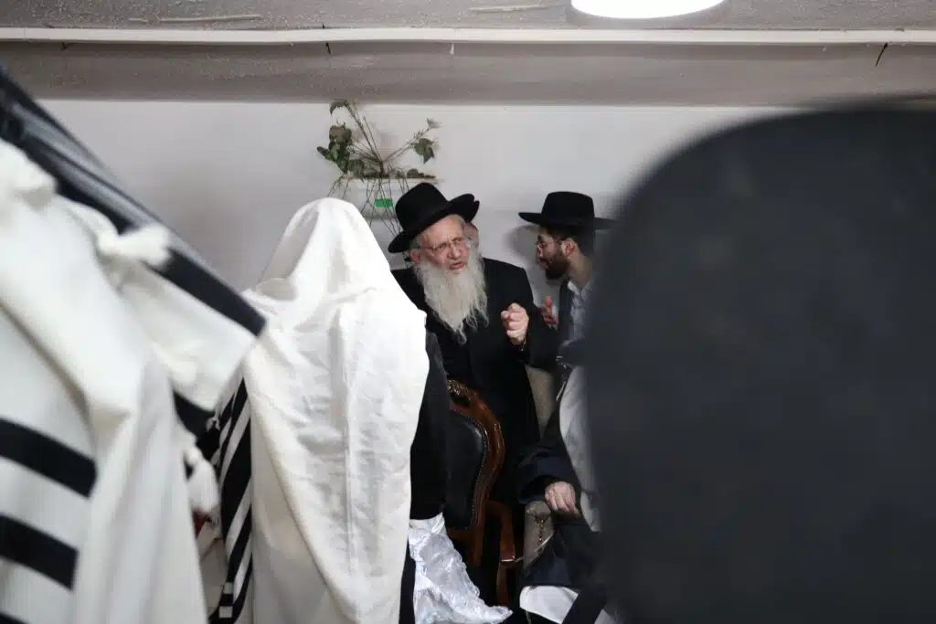 גאב"ד ה'עדה החרדית' הגאון רבי משה שטרנבוך שליט"א בסנדקאות לבן ר' אליעזר שלמה סלמנוביץ נ"י 16 גאב"ד ה'עדה החרדית' הגאון רבי משה שטרנבוך שליט"א בסנדקאות לבן ר' אליעזר שלמה סלמנוביץ נ"י 15