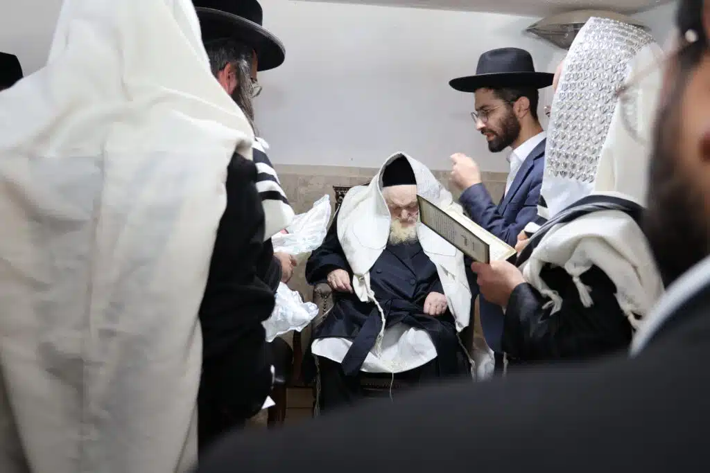 גאב"ד ה'עדה החרדית' הגאון רבי משה שטרנבוך שליט"א בסנדקאות לבן ר' אליעזר שלמה סלמנוביץ נ"י 8 גאב"ד ה'עדה החרדית' הגאון רבי משה שטרנבוך שליט"א בסנדקאות לבן ר' אליעזר שלמה סלמנוביץ נ"י 7