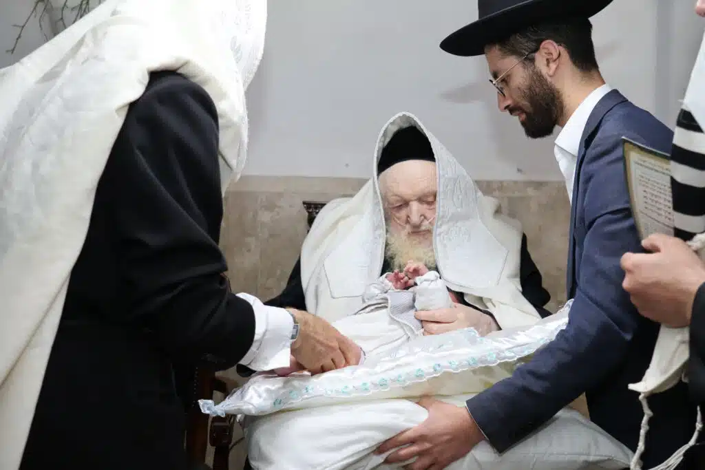 גאב"ד ה'עדה החרדית' הגאון רבי משה שטרנבוך שליט"א בסנדקאות לבן ר' אליעזר שלמה סלמנוביץ נ"י 4 גאב"ד ה'עדה החרדית' הגאון רבי משה שטרנבוך שליט"א בסנדקאות לבן ר' אליעזר שלמה סלמנוביץ נ"י 3