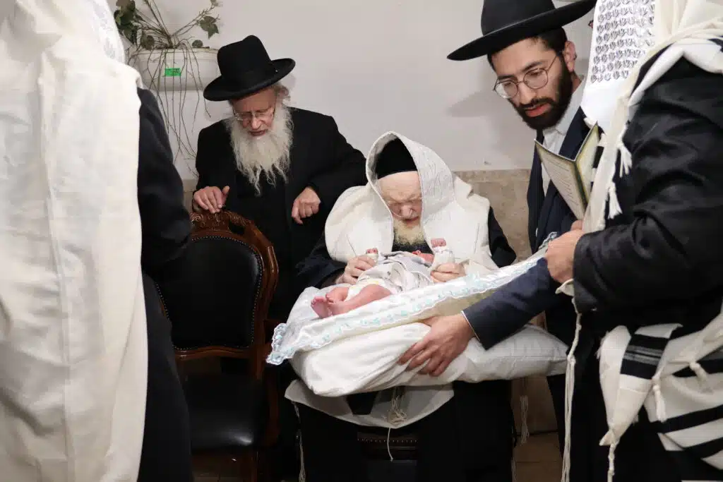 גאב"ד ה'עדה החרדית' הגאון רבי משה שטרנבוך שליט"א בסנדקאות לבן ר' אליעזר שלמה סלמנוביץ נ"י 2 גאב"ד ה'עדה החרדית' הגאון רבי משה שטרנבוך שליט"א בסנדקאות לבן ר' אליעזר שלמה סלמנוביץ נ"י 1