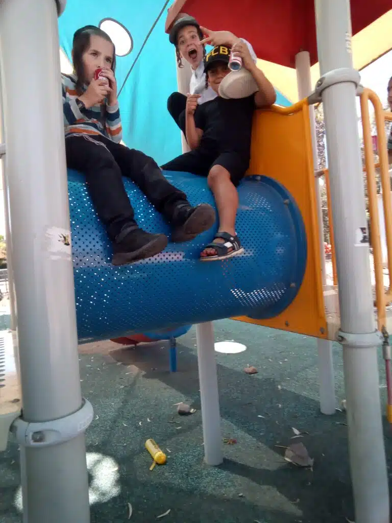 כיתה ב' מתלמוד תורה "ילדי חן" בסיום מסכת ובמשחק בגינת משחקים 8 כיתה ב' מתלמוד תורה "ילדי חן" בסיום מסכת ובמשחק בגינת משחקים 7