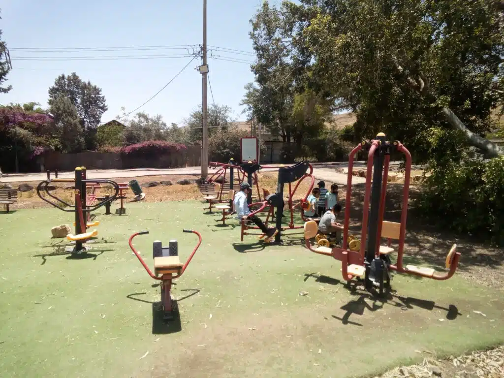 כיתה ב' מתלמוד תורה "ילדי חן" בסיום מסכת ובמשחק בגינת משחקים 4 כיתה ב' מתלמוד תורה "ילדי חן" בסיום מסכת ובמשחק בגינת משחקים 3