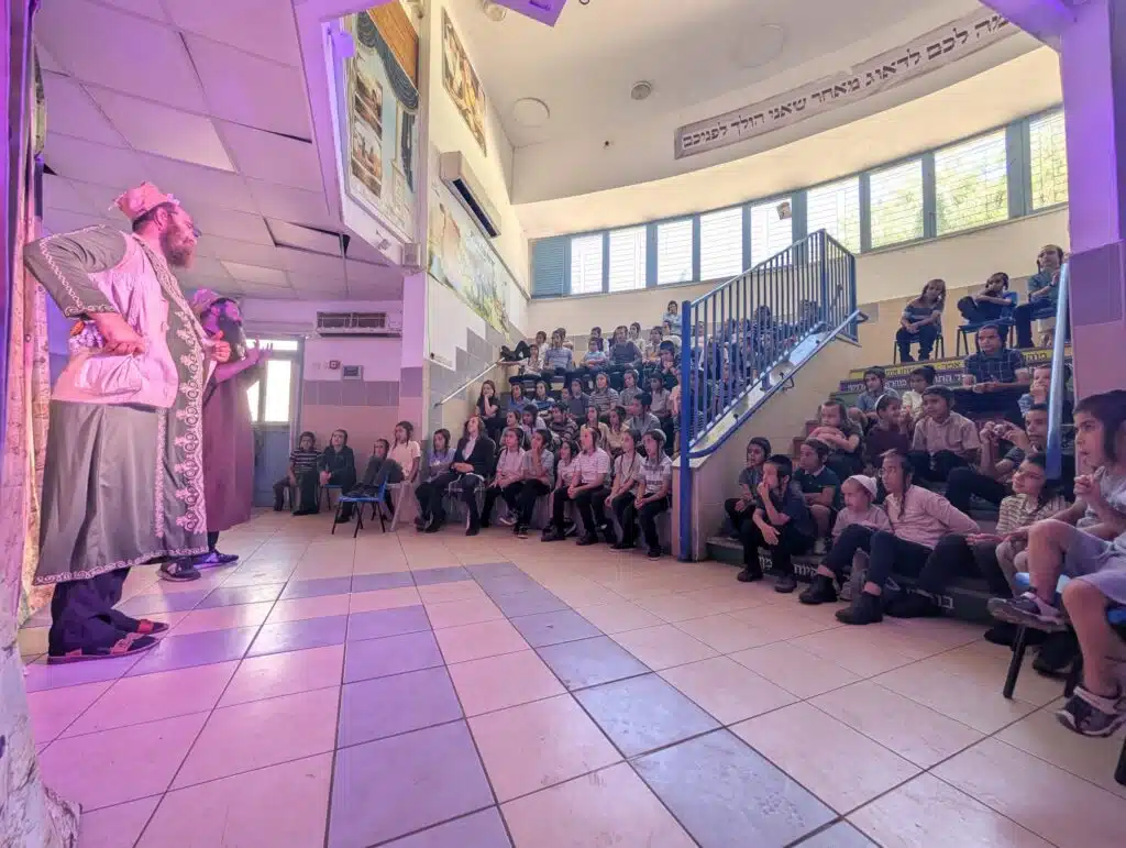 ילדי תלמוד תורה 'ילדי חן' נהנו מהצגה חינוכית ומשמחת 6 ילדי תלמוד תורה 'ילדי חן' נהנו מהצגה חינוכית ומשמחת 5