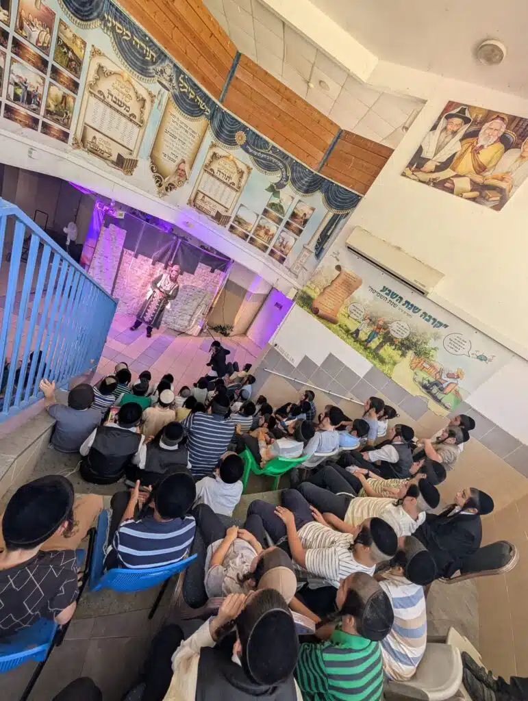 ילדי תלמוד תורה 'ילדי חן' נהנו מהצגה חינוכית ומשמחת 4 ילדי תלמוד תורה 'ילדי חן' נהנו מהצגה חינוכית ומשמחת 3