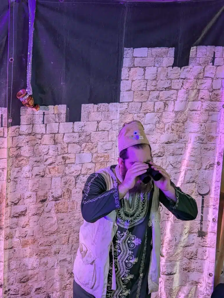 ילדי תלמוד תורה 'ילדי חן' נהנו מהצגה חינוכית ומשמחת 2 ילדי תלמוד תורה 'ילדי חן' נהנו מהצגה חינוכית ומשמחת 1