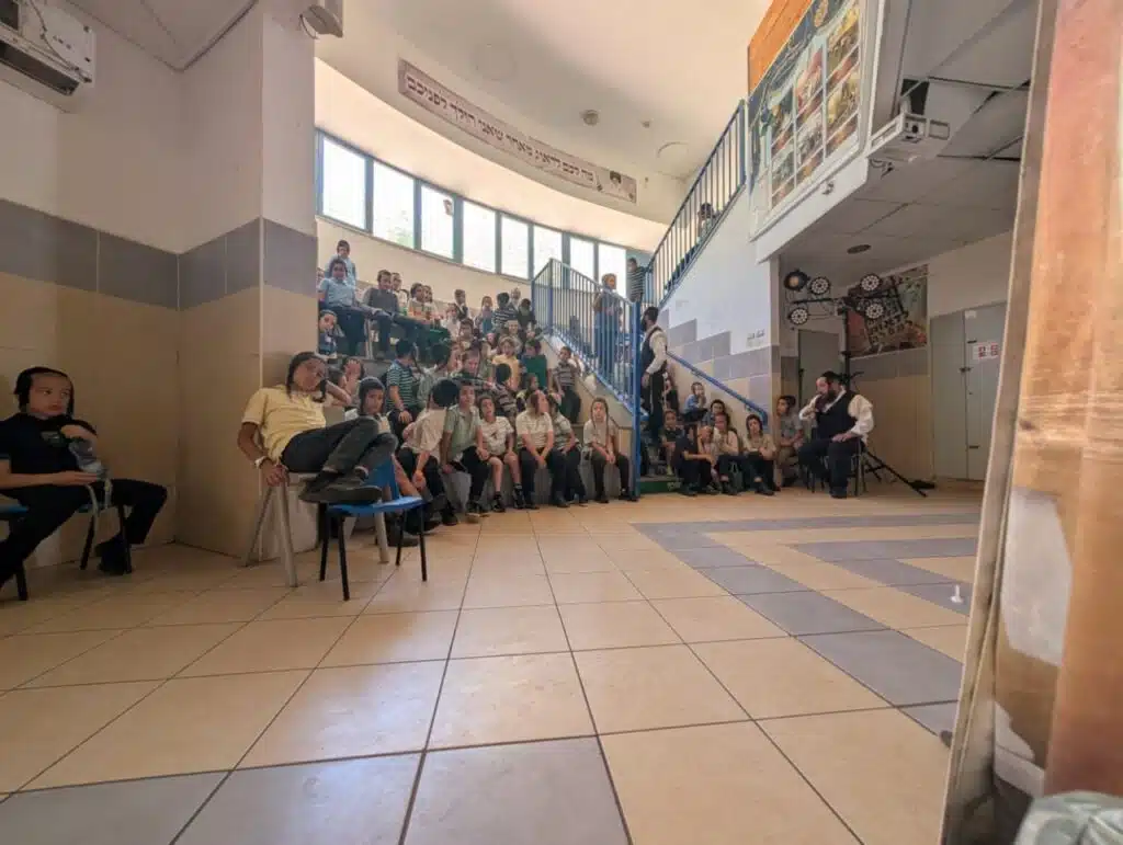 ילדי תלמוד תורה 'ילדי חן' נהנו מהצגה חינוכית ומשמחת 8 ילדי תלמוד תורה 'ילדי חן' נהנו מהצגה חינוכית ומשמחת 7