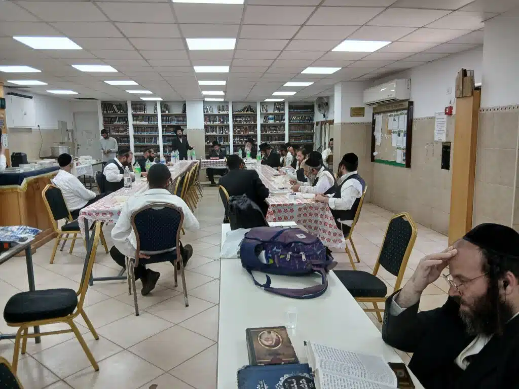הרה"צ רבי נחמן שיק שליט"א בסעודת הילולא ל'אור החיים' הקדוש ולאמו הרבנית ע"ה 12 הרה"צ רבי נחמן שיק שליט"א בסעודת הילולא ל'אור החיים' הקדוש ולאמו הרבנית ע"ה 11