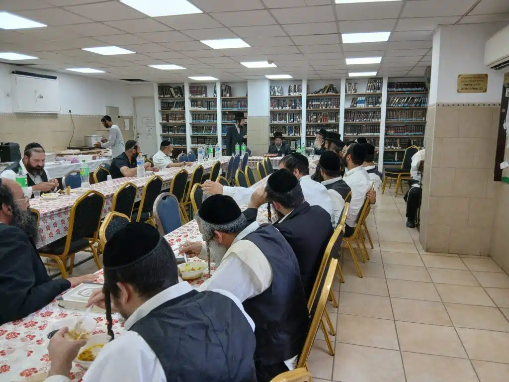 הרה"צ רבי נחמן שיק שליט"א בסעודת הילולא ל'אור החיים' הקדוש ולאמו הרבנית ע"ה 10 הרה"צ רבי נחמן שיק שליט"א בסעודת הילולא ל'אור החיים' הקדוש ולאמו הרבנית ע"ה 9