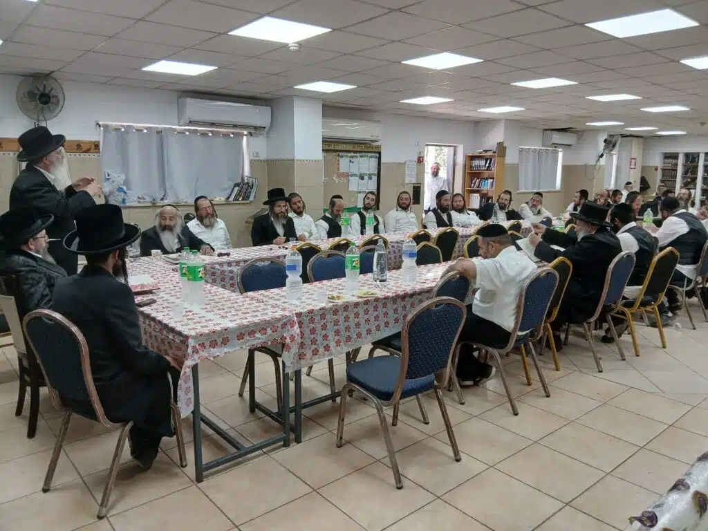 הרה"צ רבי נחמן שיק שליט"א בסעודת הילולא ל'אור החיים' הקדוש ולאמו הרבנית ע"ה 8 הרה"צ רבי נחמן שיק שליט"א בסעודת הילולא ל'אור החיים' הקדוש ולאמו הרבנית ע"ה 7