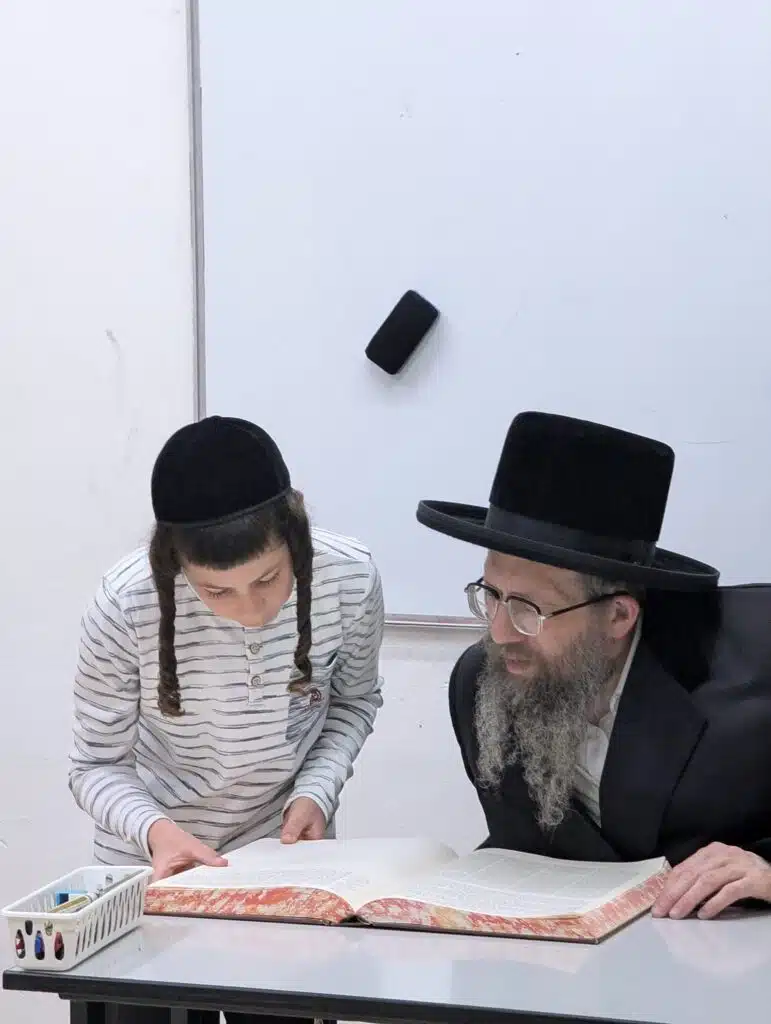 ביקור רב רושם של הרה"צ רבי נחמן שיק שליט"א בתלמוד תורה "ילדי חן" - יבנאל עיר ברסלב 64 ביקור רב רושם של הרה"צ רבי נחמן שיק שליט"א בתלמוד תורה "ילדי חן" - יבנאל עיר ברסלב 63