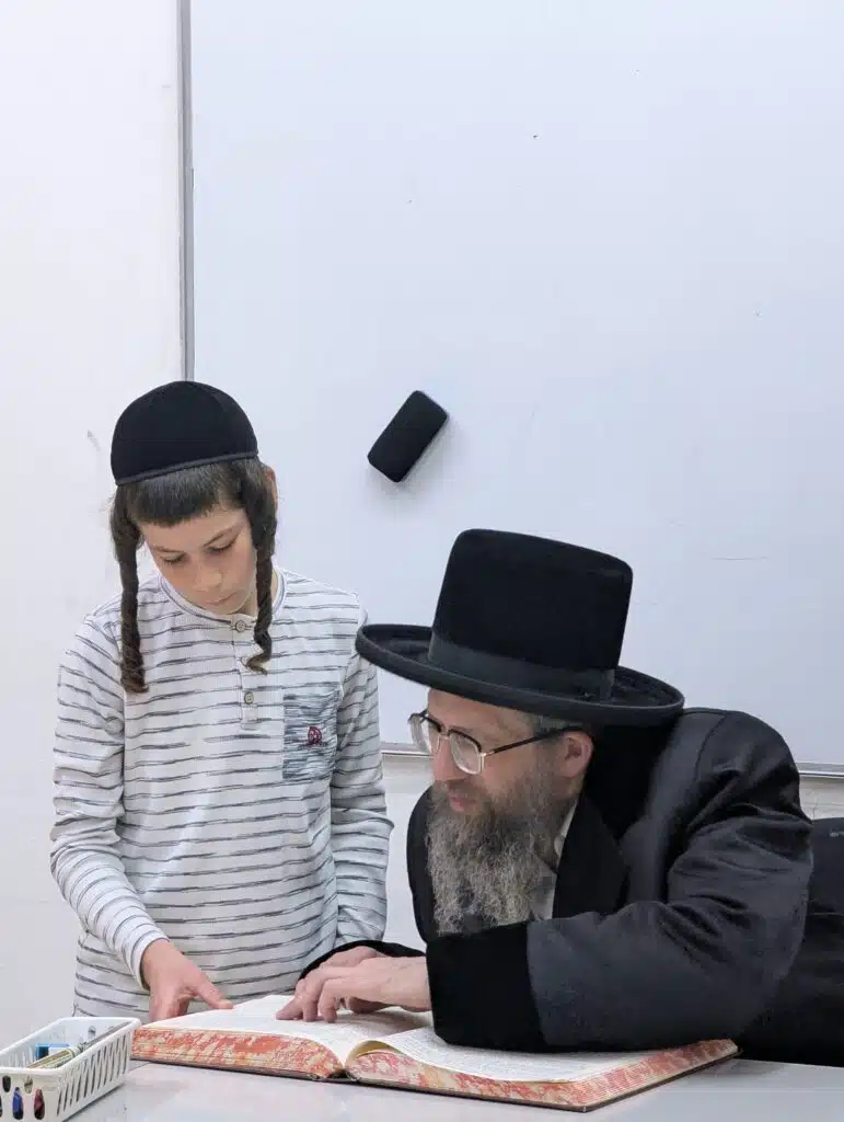 ביקור רב רושם של הרה"צ רבי נחמן שיק שליט"א בתלמוד תורה "ילדי חן" - יבנאל עיר ברסלב 58 ביקור רב רושם של הרה"צ רבי נחמן שיק שליט"א בתלמוד תורה "ילדי חן" - יבנאל עיר ברסלב 57