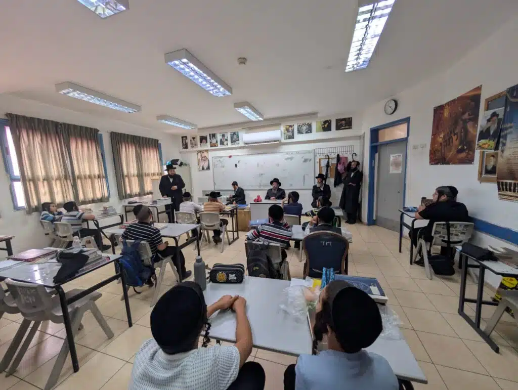 ביקור רב רושם של הרה"צ רבי נחמן שיק שליט"א בתלמוד תורה "ילדי חן" - יבנאל עיר ברסלב 48 ביקור רב רושם של הרה"צ רבי נחמן שיק שליט"א בתלמוד תורה "ילדי חן" - יבנאל עיר ברסלב 47