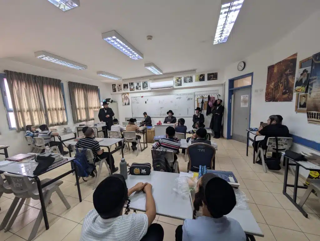 ביקור רב רושם של הרה"צ רבי נחמן שיק שליט"א בתלמוד תורה "ילדי חן" - יבנאל עיר ברסלב 30 ביקור רב רושם של הרה"צ רבי נחמן שיק שליט"א בתלמוד תורה "ילדי חן" - יבנאל עיר ברסלב 29