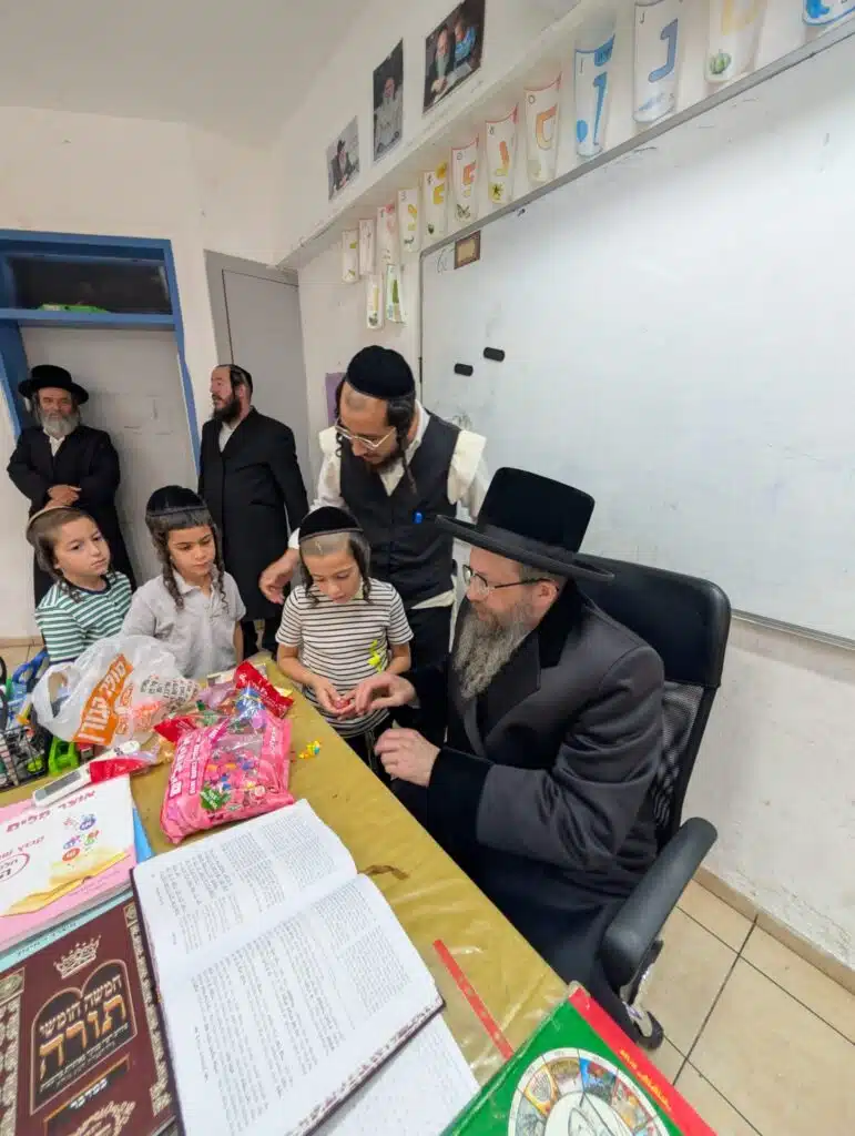 ביקור רב רושם של הרה"צ רבי נחמן שיק שליט"א בתלמוד תורה "ילדי חן" - יבנאל עיר ברסלב 38 ביקור רב רושם של הרה"צ רבי נחמן שיק שליט"א בתלמוד תורה "ילדי חן" - יבנאל עיר ברסלב 37