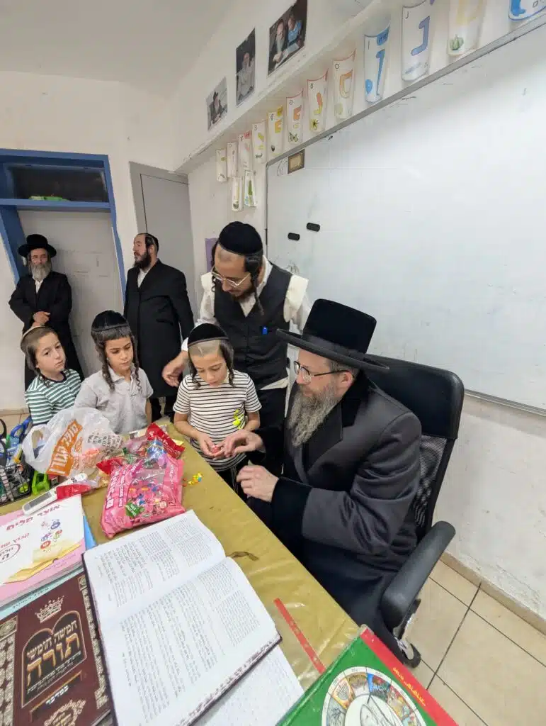 ביקור רב רושם של הרה"צ רבי נחמן שיק שליט"א בתלמוד תורה "ילדי חן" - יבנאל עיר ברסלב 16 ביקור רב רושם של הרה"צ רבי נחמן שיק שליט"א בתלמוד תורה "ילדי חן" - יבנאל עיר ברסלב 15