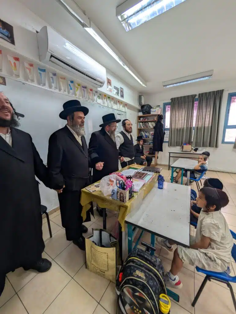 ביקור רב רושם של הרה"צ רבי נחמן שיק שליט"א בתלמוד תורה "ילדי חן" - יבנאל עיר ברסלב 50 ביקור רב רושם של הרה"צ רבי נחמן שיק שליט"א בתלמוד תורה "ילדי חן" - יבנאל עיר ברסלב 49