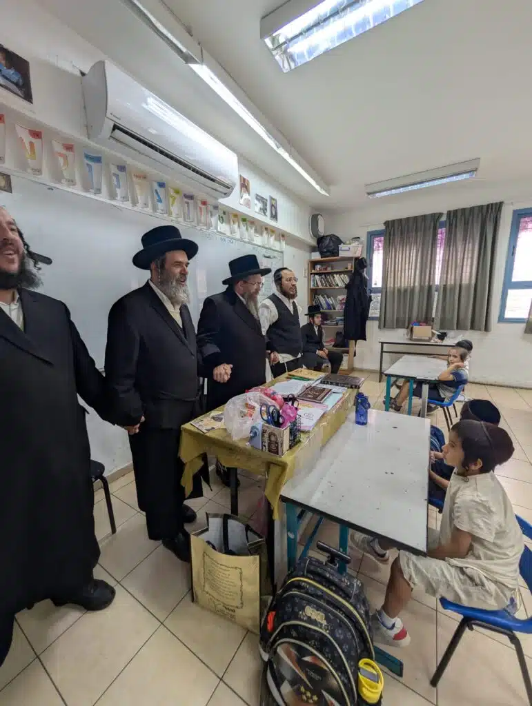 ביקור רב רושם של הרה"צ רבי נחמן שיק שליט"א בתלמוד תורה "ילדי חן" - יבנאל עיר ברסלב 42 ביקור רב רושם של הרה"צ רבי נחמן שיק שליט"א בתלמוד תורה "ילדי חן" - יבנאל עיר ברסלב 41