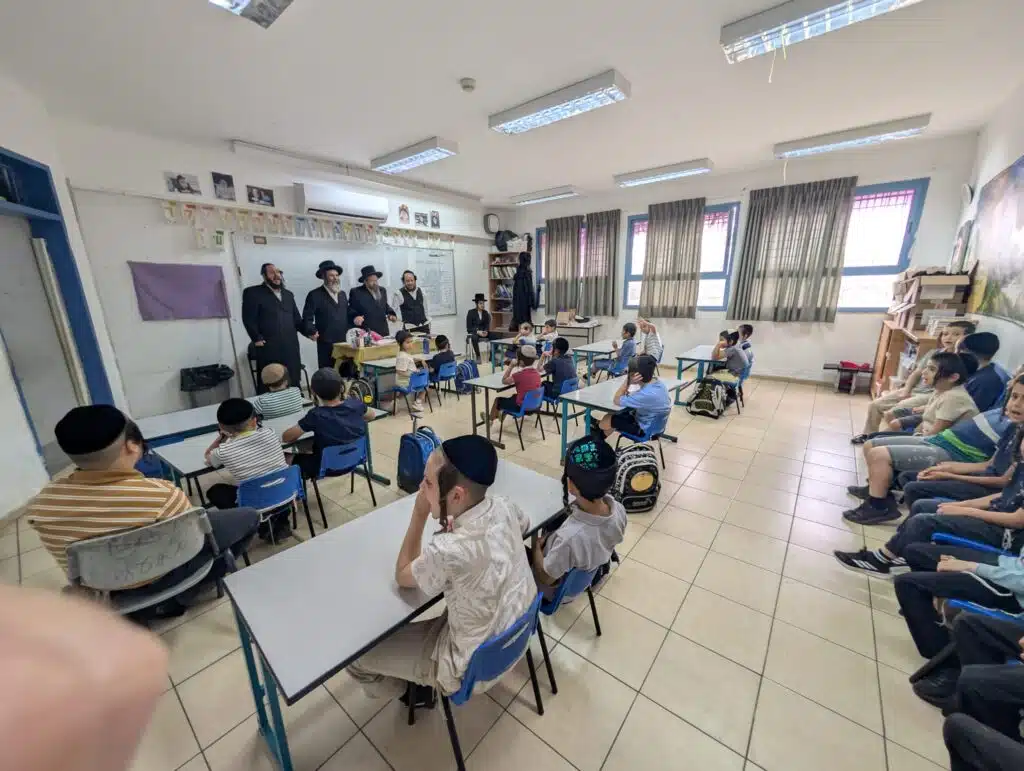 ביקור רב רושם של הרה"צ רבי נחמן שיק שליט"א בתלמוד תורה "ילדי חן" - יבנאל עיר ברסלב 20 ביקור רב רושם של הרה"צ רבי נחמן שיק שליט"א בתלמוד תורה "ילדי חן" - יבנאל עיר ברסלב 19