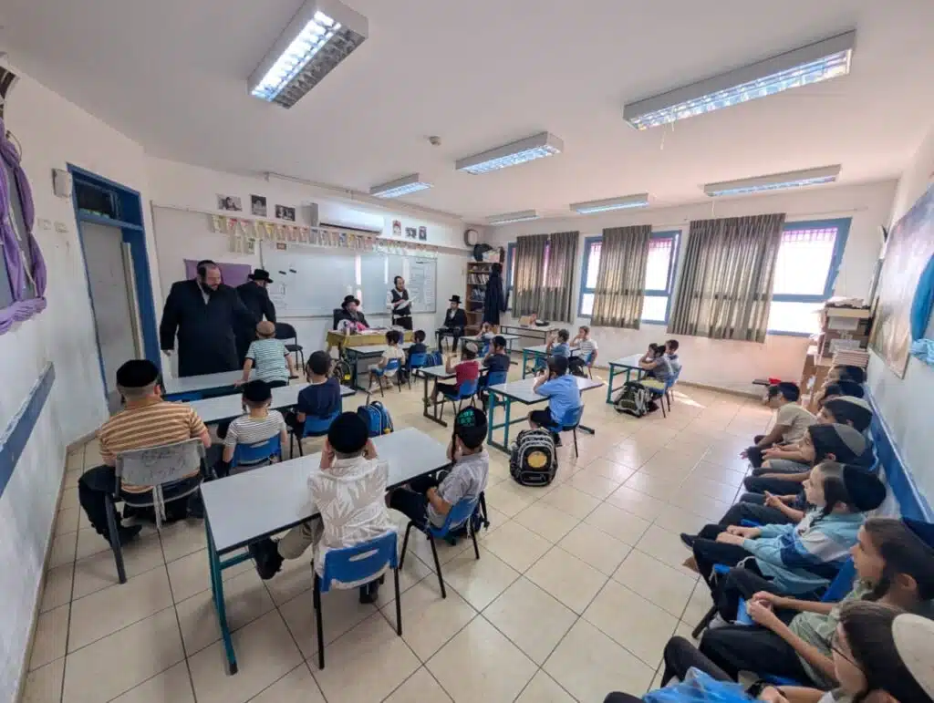 ביקור רב רושם של הרה"צ רבי נחמן שיק שליט"א בתלמוד תורה "ילדי חן" - יבנאל עיר ברסלב 70 ביקור רב רושם של הרה"צ רבי נחמן שיק שליט"א בתלמוד תורה "ילדי חן" - יבנאל עיר ברסלב 69