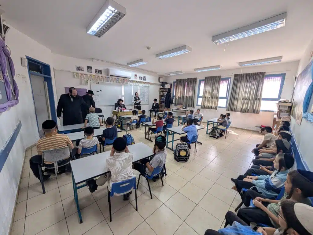 ביקור רב רושם של הרה"צ רבי נחמן שיק שליט"א בתלמוד תורה "ילדי חן" - יבנאל עיר ברסלב 8 ביקור רב רושם של הרה"צ רבי נחמן שיק שליט"א בתלמוד תורה "ילדי חן" - יבנאל עיר ברסלב 7