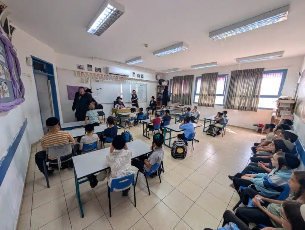 ביקור רב רושם של הרה"צ רבי נחמן שיק שליט"א בתלמוד תורה "ילדי חן" - יבנאל עיר ברסלב 74 ביקור רב רושם של הרה"צ רבי נחמן שיק שליט"א בתלמוד תורה "ילדי חן" - יבנאל עיר ברסלב 73