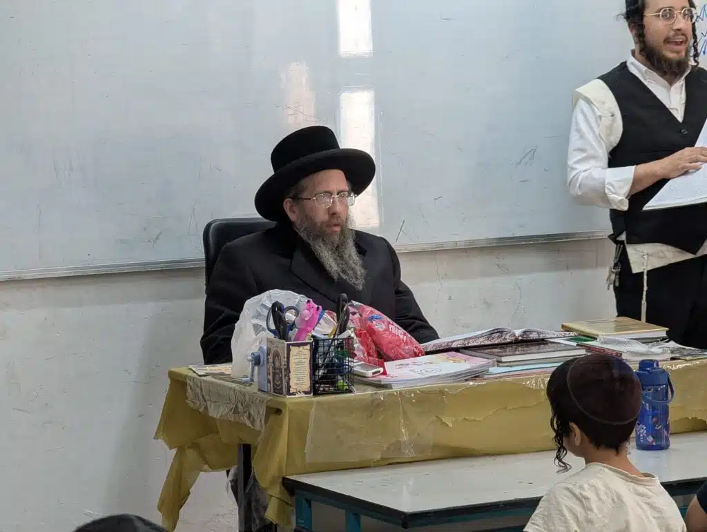 ביקור רב רושם של הרה"צ רבי נחמן שיק שליט"א בתלמוד תורה "ילדי חן" - יבנאל עיר ברסלב 52 ביקור רב רושם של הרה"צ רבי נחמן שיק שליט"א בתלמוד תורה "ילדי חן" - יבנאל עיר ברסלב 51