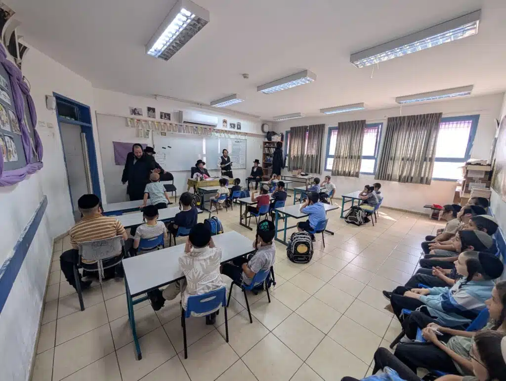 ביקור רב רושם של הרה"צ רבי נחמן שיק שליט"א בתלמוד תורה "ילדי חן" - יבנאל עיר ברסלב 10 ביקור רב רושם של הרה"צ רבי נחמן שיק שליט"א בתלמוד תורה "ילדי חן" - יבנאל עיר ברסלב 9