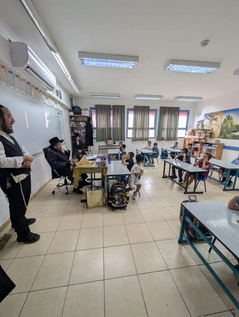 ביקור רב רושם של הרה"צ רבי נחמן שיק שליט"א בתלמוד תורה "ילדי חן" - יבנאל עיר ברסלב 34 ביקור רב רושם של הרה"צ רבי נחמן שיק שליט"א בתלמוד תורה "ילדי חן" - יבנאל עיר ברסלב 33