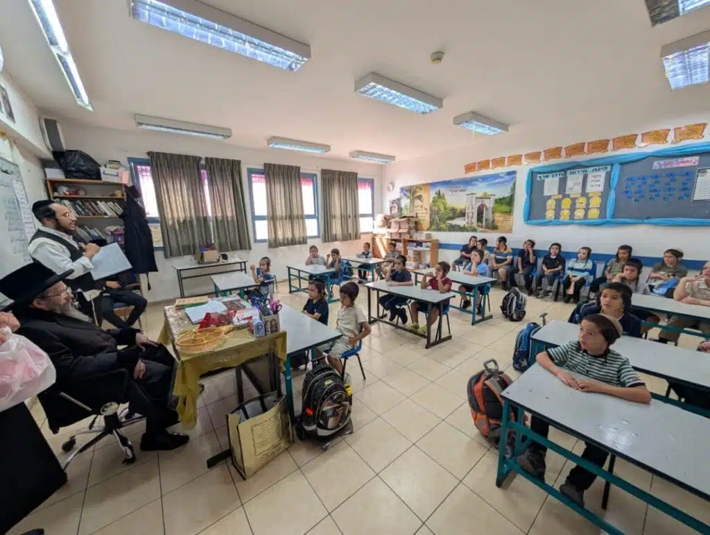 ביקור רב רושם של הרה"צ רבי נחמן שיק שליט"א בתלמוד תורה "ילדי חן" - יבנאל עיר ברסלב 66 ביקור רב רושם של הרה"צ רבי נחמן שיק שליט"א בתלמוד תורה "ילדי חן" - יבנאל עיר ברסלב 65