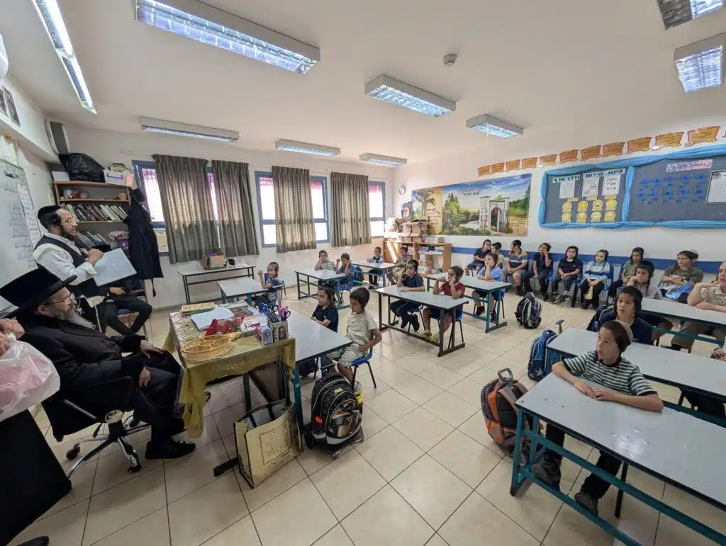 ביקור רב רושם של הרה"צ רבי נחמן שיק שליט"א בתלמוד תורה "ילדי חן" - יבנאל עיר ברסלב 2 ביקור רב רושם של הרה"צ רבי נחמן שיק שליט"א בתלמוד תורה "ילדי חן" - יבנאל עיר ברסלב 1